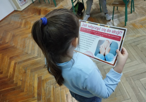 Uczennica czyta jak można włączyć się do akcji.