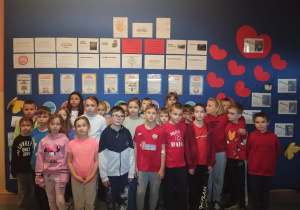 Uczniowie klas 3a przy gazetce o tolerancji.
