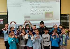 Uczniowie promują życzliwość i tolerancję.