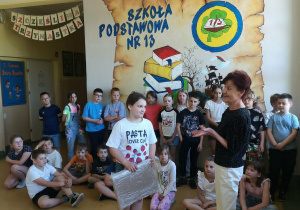 Gratulacje dla wyróżnieonej uczennicy