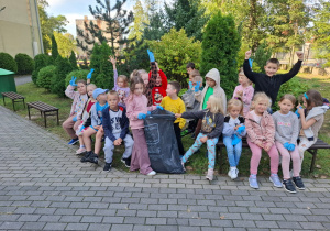 Dzieci przygotowują się do udziału w akcji Sprzątania Świata