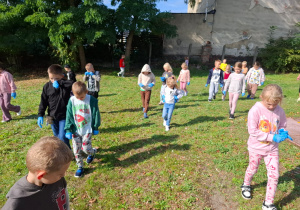 Dzieci sprzątają plac zabaw