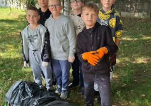 Uczniowie klasy 5a podczas akcji