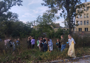 Uczniowie podczas sprzątania parkingu