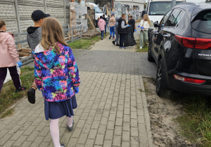 Uczniowie sprzątają teren miasta
