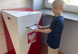Uczeń głosuje podczas wyborów