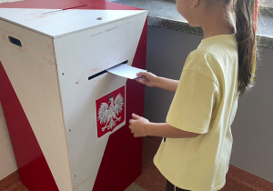 Uczennica głosuje