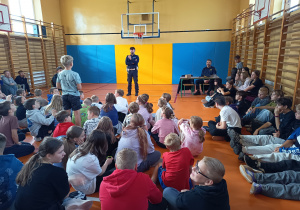 Uczniowie klas IV-VI podczas zajęć "Bezpieczni na drodze"