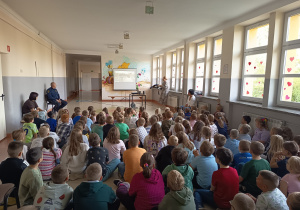 Uczniowie klas I-III podczas zajęć "Hulaj z głową"