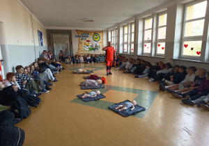 Uczniowie klas VII-VIII podczas szkolenia „Pierwsze 3 minuty – reaguję, nie panikuję”,