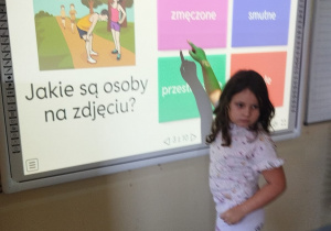 Dziewczynka rozwiązująca quiz
