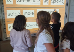 Uczniowie układający zdania