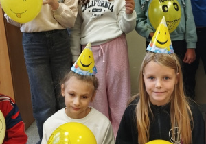 Uczniowie z balonami