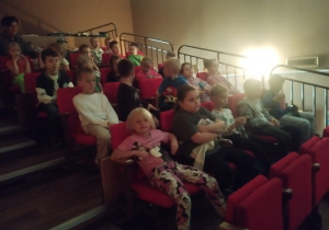 Uczniowie oglądają prelekcję