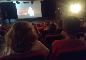 Uczniowie podczas seansu