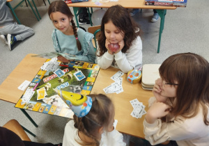 Uczniowie grają w Monopoly
