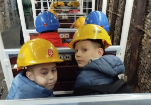 Uczniowie w wagonikach