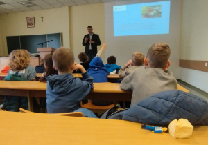 Uczniowie słuchają wykładu