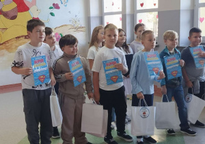 Uczniowie z dyplomami i nagrodami