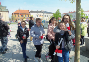 Uczniowie kl. VI a SP 13 na placu T. Kościuszki w czasie uroczystości Dnia Flagi
