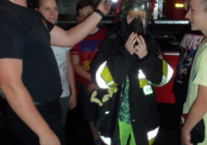 Uczeń przymierza strój strażaka