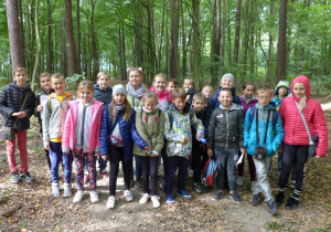Uczniowie klasy Vb w czasie warsztatów terenowych w lesie