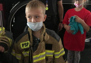 Chłopiec w stroju strażaka