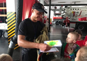 Dzieci dziękują strażakowi za zajęcia
