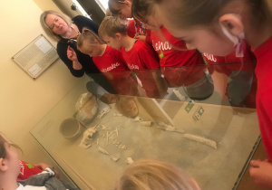 Dzieci podczas zwiedzania wystawy archeologicznej
