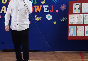 Aleksander Wieczorek z klasy 8b wykonuje piosenkę Hej nasza szkoło