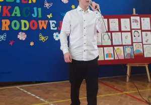 Aleksander Wieczorek z klasy 8b wykonuje piosenkę Hej nasza szkoło