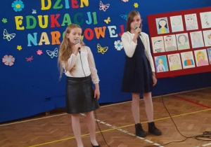 Paulina Pierzchała i Jadwiga Bracha z klasy 4a wykonują piosenkę Szkolne życzenia