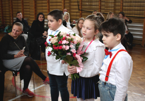 Kwiaty i podziękowania od uczniów i rodziców z klasy Ia