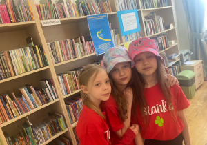 Dziewczynki podczas oglądania zbiorów biblioteki
