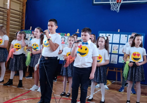 Uczniowie śpiewają piosenki