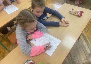 Dzieci w parach piszą test o bezpieczeństwie