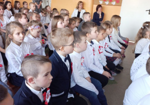 Uczniowie klas młodszych oglądający występ