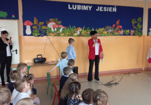 Nauczyciel prowadzący i uczeń odpowiadający na pytania związane z odzyskaniem przez Polskę niepodległości