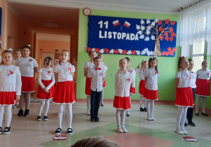 Dzieci śpiewające pieśń "Legiony”