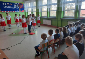 Uczniowie 3b podczas występu
