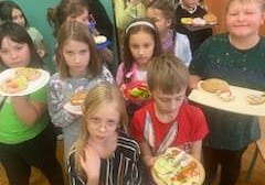 Dzieci pokazują swoje wykonane kanapki