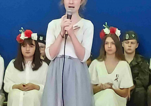 Uczniowie śpiewają piosenkę