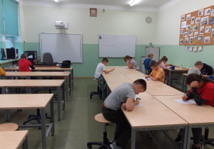 Uczniowie rozwiązują test o Kubusiu Puchatku