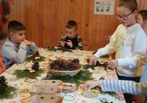 Dzieci robią swoje świąteczne stroiki