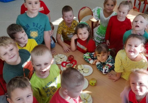 Dzieci czekają na degustację jabłek