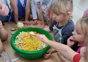 Dzieci dokładają majonez do sałatki