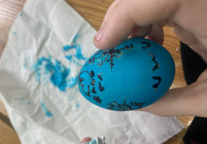 Niebieskie jajko ze zdobieniami