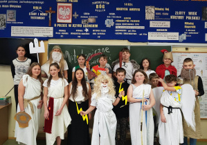 Zdjęcie grupowe uczniów z klasy 5s w przebraniach greckich bogów
