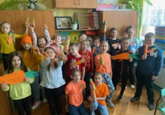 Dzieci z marchewkami