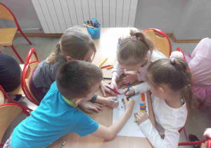 Dzieci w grupach wykonują pracę pt. Różne źródła dymów